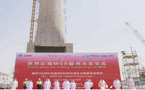 The hoisting of the heat absorber of the 100MW molten salt tower CSP project in Dubai has been compl(图1)